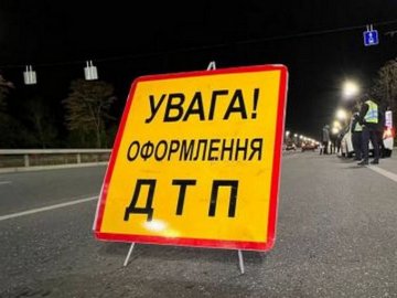 На Волині Mercedes-Benz злетів у кювет і пошкодив вуличний ліхтар