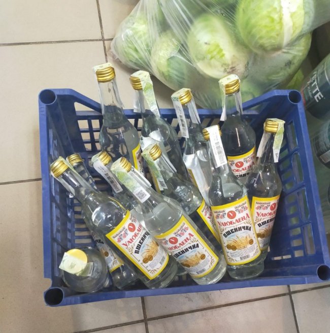 У Луцьку та Рівному – обшуки у підприємців, які збувають «сурогат» через сільські магазини. ФОТО