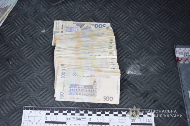 На Волині чоловік пограбував пенсіонерку та втік на авто