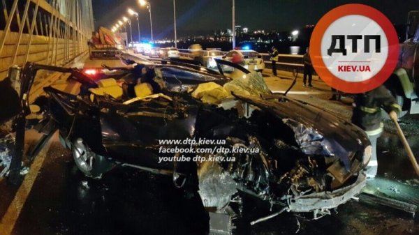 У Києві у смертельній ДТП BMW X5 влетів у військову вантажівку. ВІДЕО. ФОТО