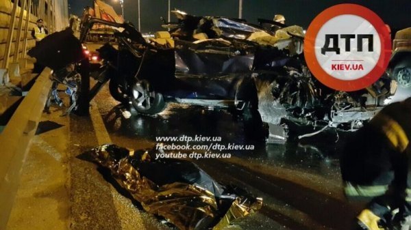 У Києві у смертельній ДТП BMW X5 влетів у військову вантажівку. ВІДЕО. ФОТО