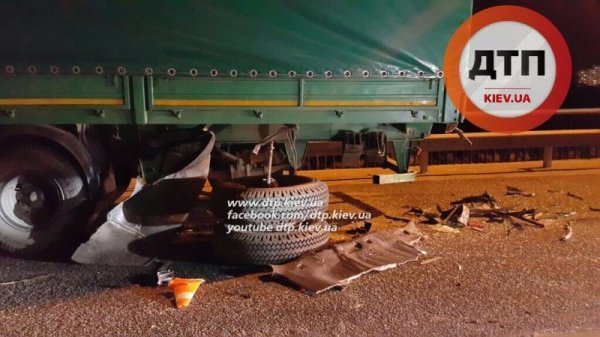 У Києві у смертельній ДТП BMW X5 влетів у військову вантажівку. ВІДЕО. ФОТО