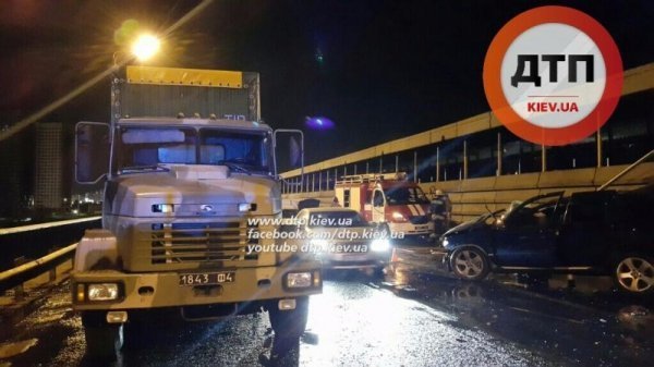 У Києві у смертельній ДТП BMW X5 влетів у військову вантажівку. ВІДЕО. ФОТО