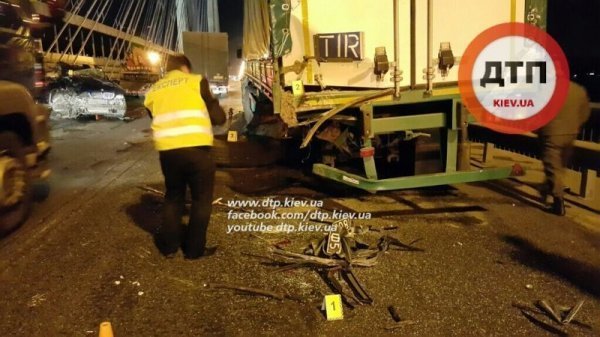 У Києві у смертельній ДТП BMW X5 влетів у військову вантажівку. ВІДЕО. ФОТО