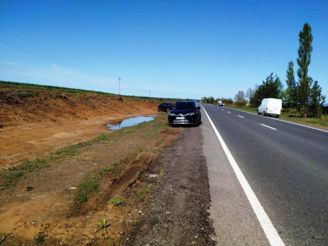 На Волині після зіткнення авто злетіло з дороги: рятують жінку-водійку