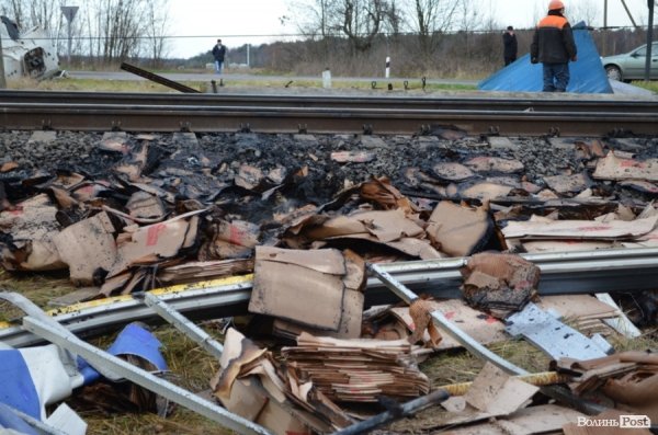 На Волині поїзд влетів у вантажівку і загорівся: подробиці аварії. ФОТО