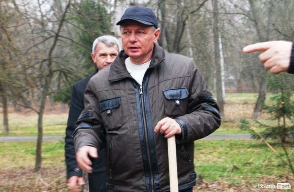 У Центральному парку Луцька чиновники і молодь садили дерева