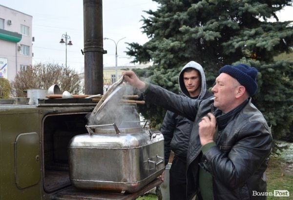На луцькому Євромайдані гріють і годують. ФОТО