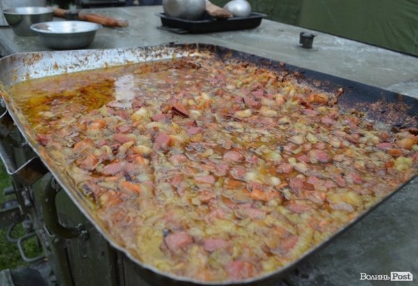 На луцькому Євромайдані гріють і годують. ФОТО