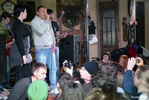 Сашко Положинський заспівав разом із ученицею рок-школи Анастасією Романюк