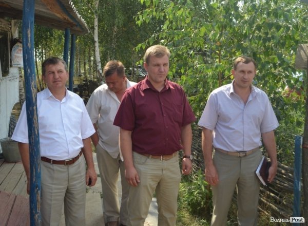 Міністр екології на власні очі побачила незаконні копанки бурштиношукачів. ФОТО