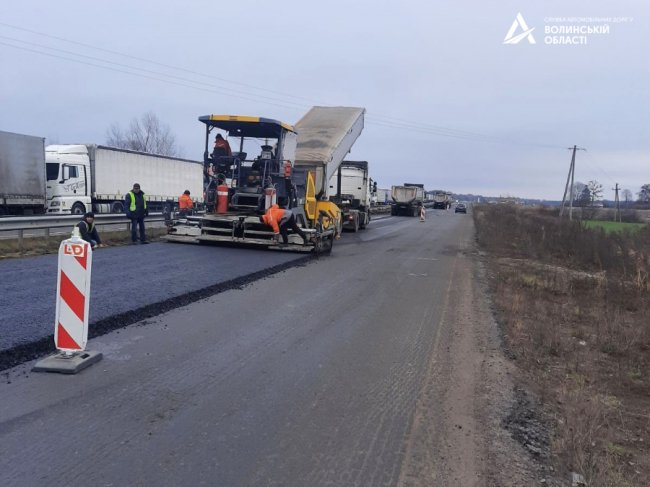 Біля пункту пропуску «Ягодин» ремонтують дорогу