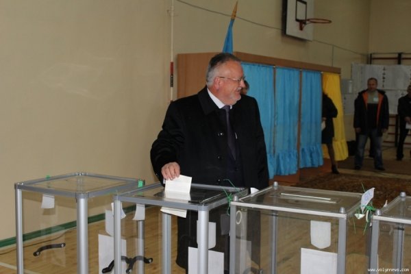 Волинський губернатор голосував в Липинах