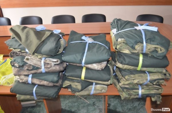 Волинським розвідникам передали 10 комплектів сучасної військової форми. ФОТО