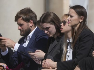 Папа Римський зустрівся з дружинами бійців полку «Азов»