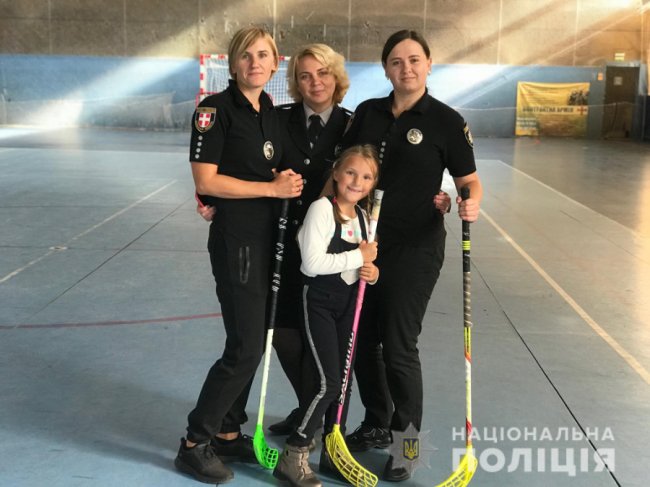 У Луцьку дітей поліцейських вчили грати у флорбол