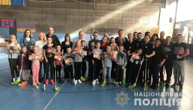 У Луцьку дітей поліцейських вчили грати у флорбол