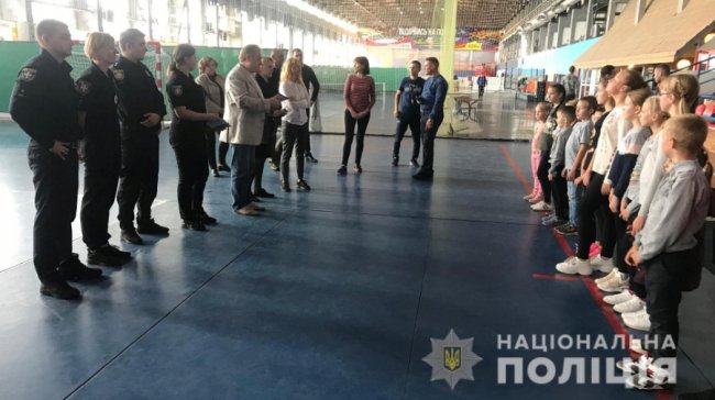 У Луцьку дітей поліцейських вчили грати у флорбол