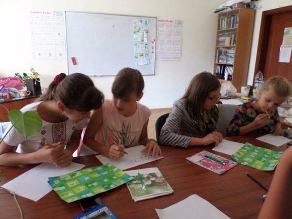 Дітей та дорослих запрошують на  навчання до «медової» мовної школи*