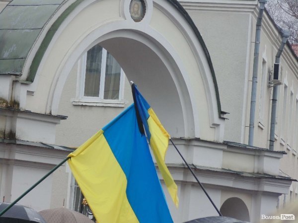 Квіти та лампадки: лучани вшановують Героїв Майдану. ФОТО