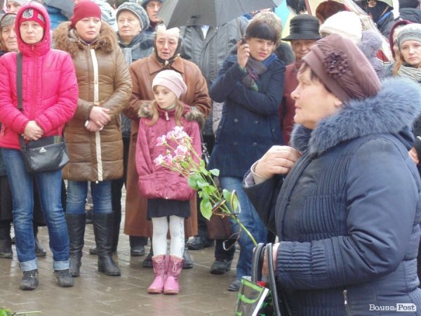 Квіти та лампадки: лучани вшановують Героїв Майдану. ФОТО