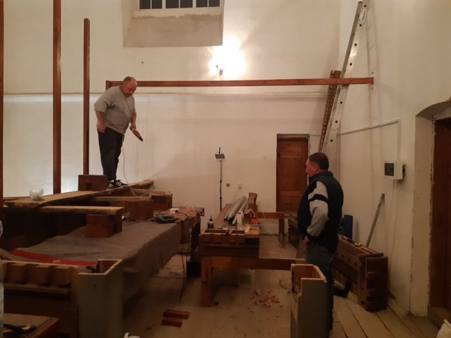 У костелі в Рожищі чоловік із Закарпаття будує орган: треба підмога. ФОТО