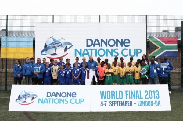 Українські школярі подарували Зідану вишиванку. ФОТО