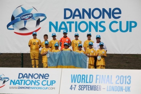 Українські школярі подарували Зідану вишиванку. ФОТО