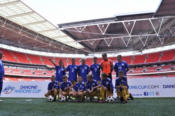 Українські школярі подарували Зідану вишиванку. ФОТО