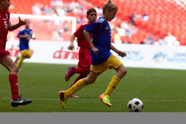 Українські школярі подарували Зідану вишиванку. ФОТО