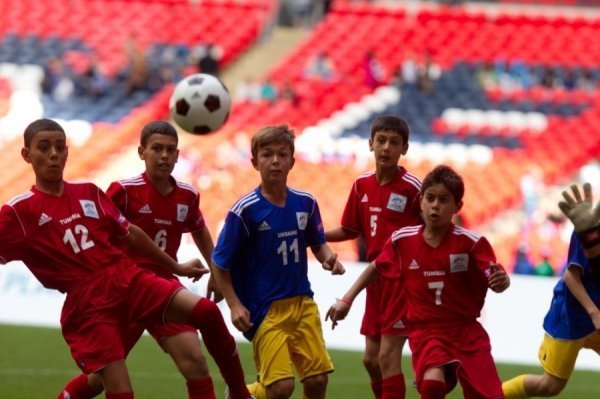 Українські школярі подарували Зідану вишиванку. ФОТО