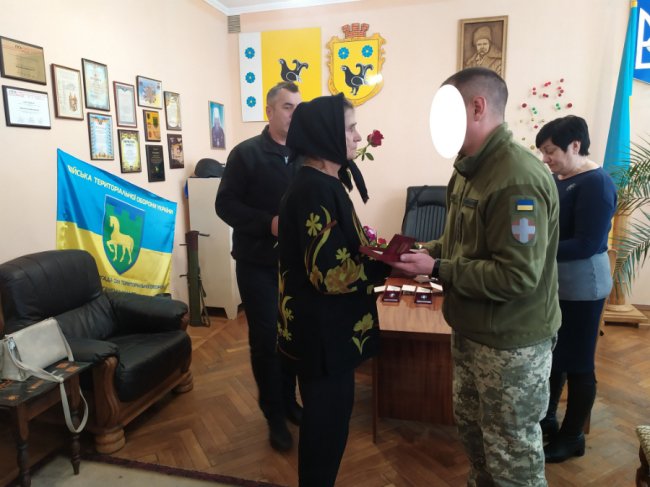 Рідним чотирьох Героїв з однієї громади на Волині вручили їхні посмертні нагороди. ФОТО