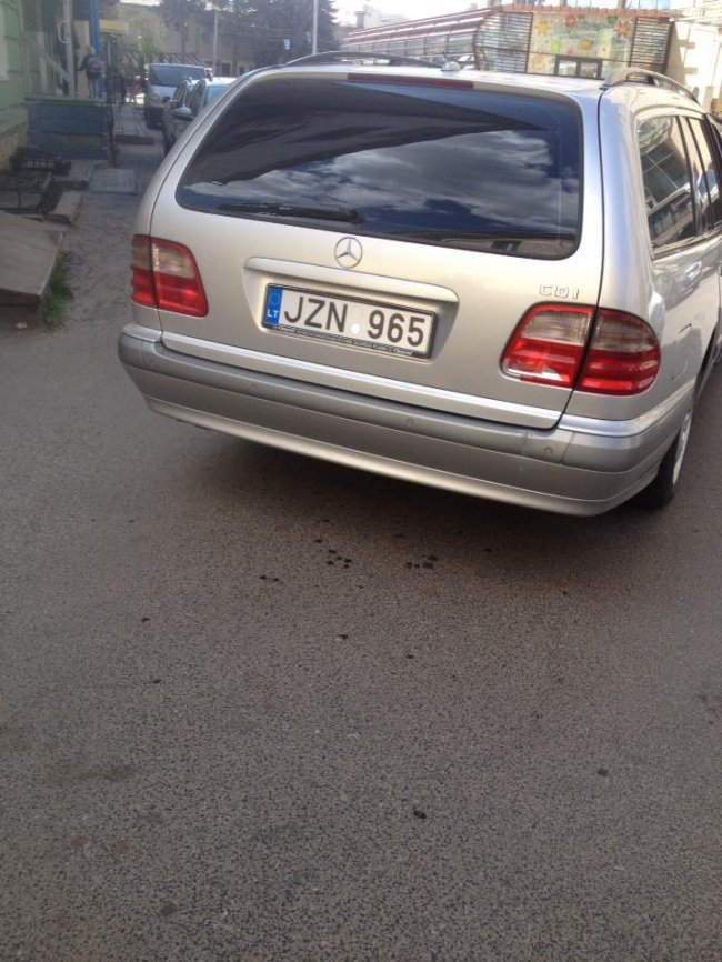 У Луцьку водійка «євроблях» стукнула машину і втікла, - соцмережі. ФОТО