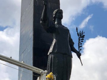 У Луцьку на меморіалі замінили гранітні плити, які зіпсували вандали 