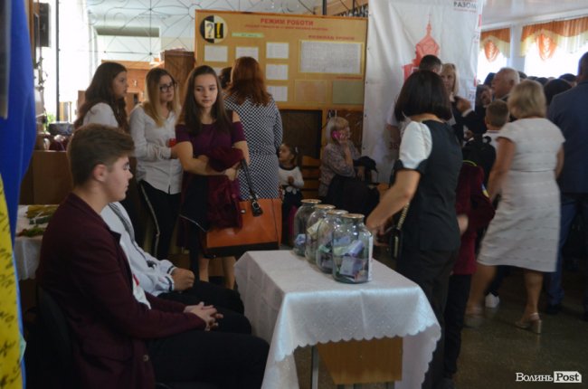 Замість квітів – благодійність: у луцькій школі вчителі відмовилися від букетів