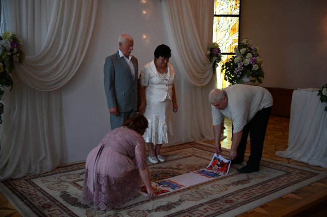 Дружині обручку купив, а собі зробив з металу, бо не було грошей: у Луцьку подружжя відсвяткувало «золотий» ювілей 