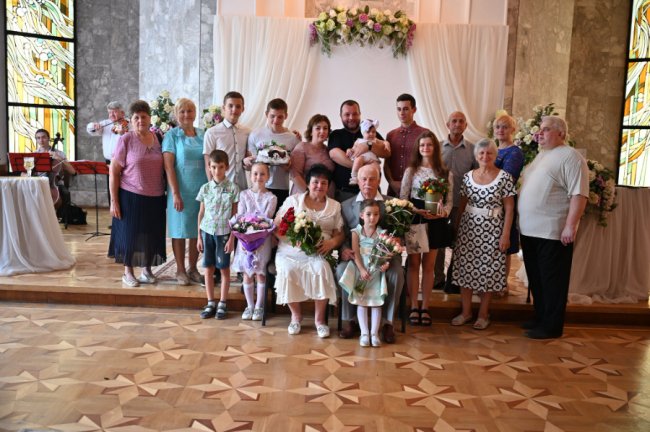 Дружині обручку купив, а собі зробив з металу, бо не було грошей: у Луцьку подружжя відсвяткувало «золотий» ювілей 