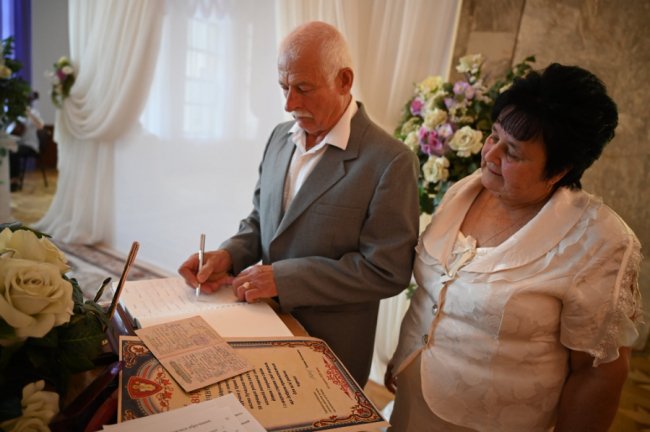 Дружині обручку купив, а собі зробив з металу, бо не було грошей: у Луцьку подружжя відсвяткувало «золотий» ювілей 