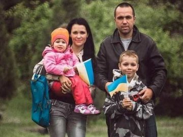 Стало відоме ім’я закатованого в Ізюмі бійця із синьо-жовтими браслетами на руці