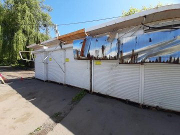 Територію, де мала б бути парковка, у Луцьку використовують як ринок