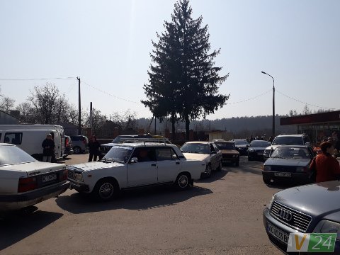 У  Гаразджі на кладовищі - скандал через шлагбаум