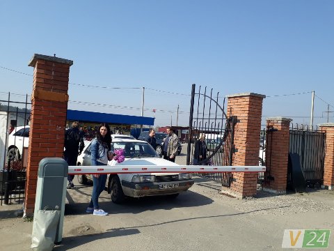 У  Гаразджі на кладовищі - скандал через шлагбаум