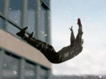 Розповіли про стан чоловіка, який випав з вікна будинку у Луцьку