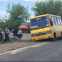 На трасі Луцьк–Рівне маршрутка провалилася в землю