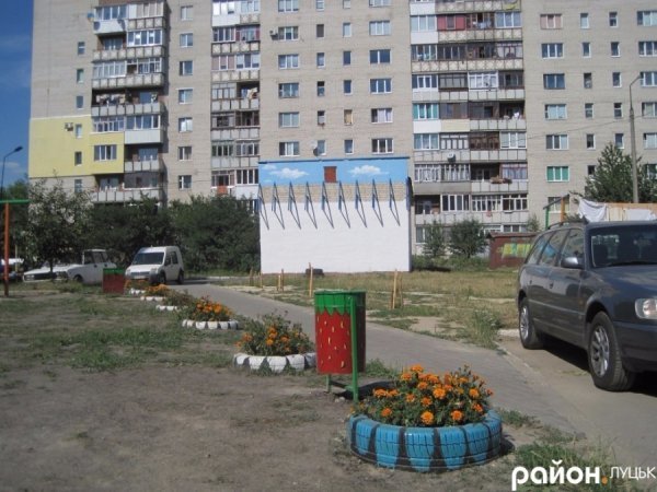 У дворі одного з будинків Луцька «плавають» дельфіни та русалки. ФОТО