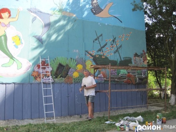 У дворі одного з будинків Луцька «плавають» дельфіни та русалки. ФОТО