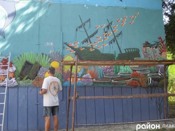 У дворі одного з будинків Луцька «плавають» дельфіни та русалки. ФОТО