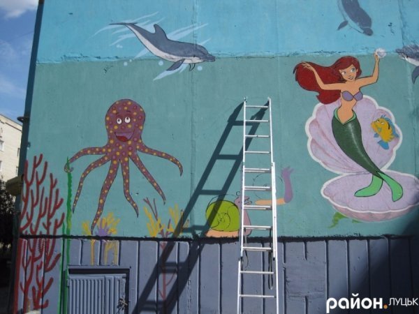 У дворі одного з будинків Луцька «плавають» дельфіни та русалки. ФОТО
