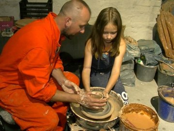 Глину привезли зі Слов’янська: у Луцьку відбувся майстерклас із гончарства. ВІДЕО