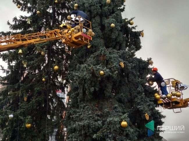 Головна ялинка Луцька цьогоріч буде в золотистих іграшках. ФОТО